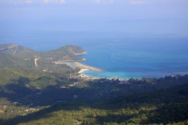Tayland 'da körfez, sahil ve tepelere bakın.