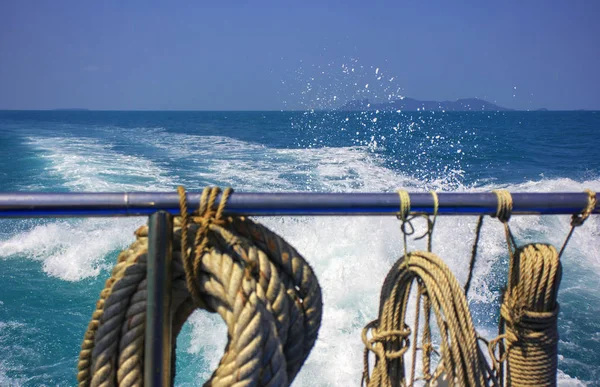 Corde Ormeggio Barca Trancom Mare Sullo Sfondo — Foto Stock