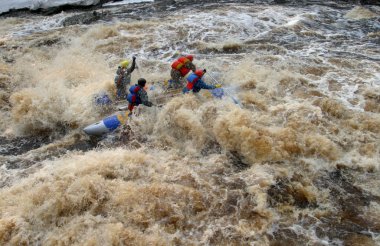 Beyaz su rafting sert dalgalar