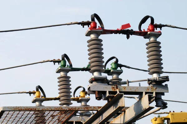 Isolatoren Van Een Hoogspanningsleiding Een Metallische Steun — Stockfoto