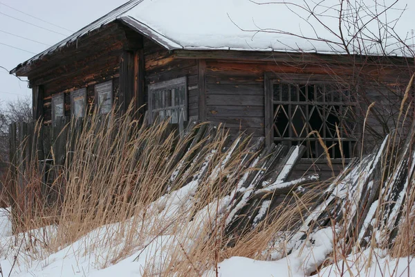 Starý Dřevěný Opuštěný Venkovský Dům Zimě — Stock fotografie