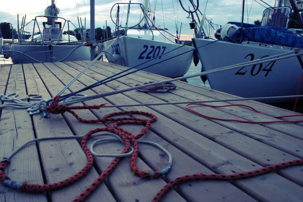 Yachten Mit Seilen Pier Festgemacht — Stockfoto