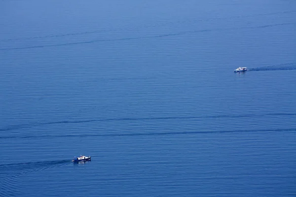 Воздушный Вид Лодок Море Движущихся Разных Направлениях — стоковое фото