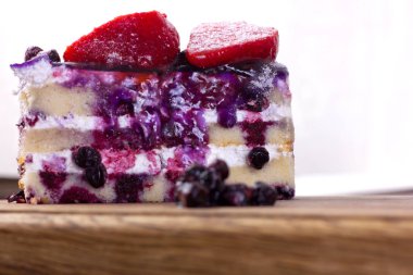 Böğürtlenli ve kremalı bir bisküvi.