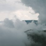 Bela vista dos picos da montanha e nuvens