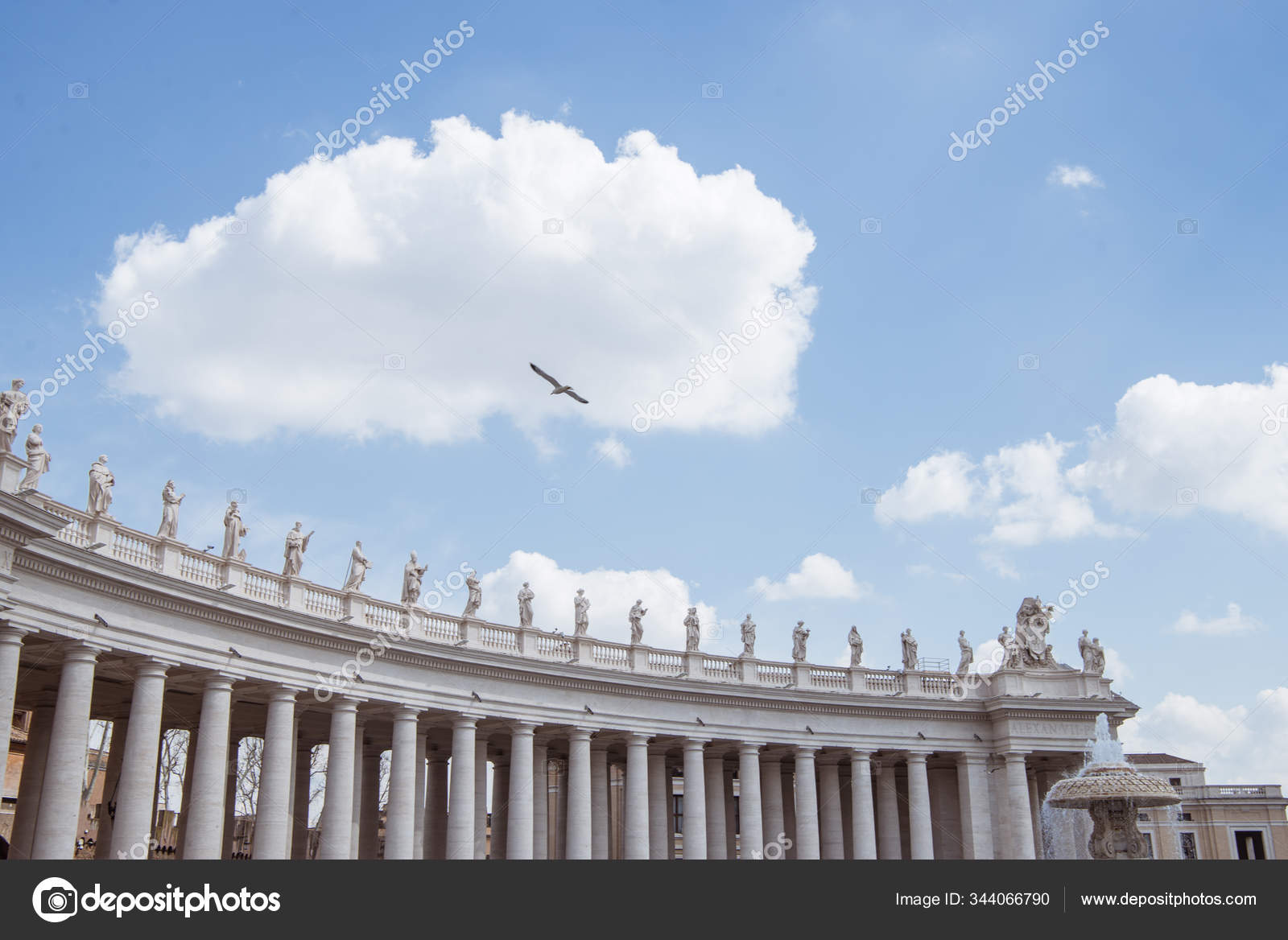 バチカン市国 イタリアの青い空にサンピエトロ広場で彫像の底面図 無料のストック写真 C Welcometeam
