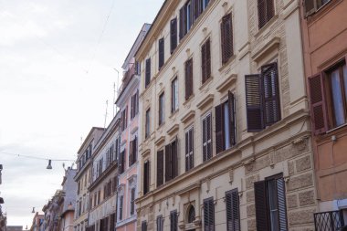 Roma caddesindeki antik bina bulutlu bir günde, İtalya