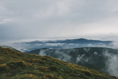 Dağ tepelerinin ve bulutların güzel manzarası