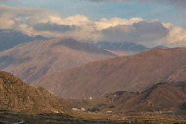 dramatik gökyüzü ile dağların manzarası