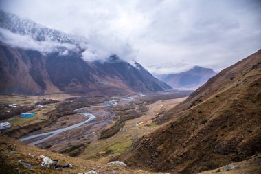 dramatik gökyüzü ile dağların manzarası