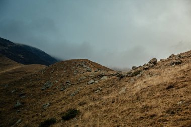 dramatik gökyüzü ile dağların manzarası