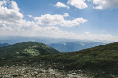 Dağ tepelerinin ve bulutların güzel manzarası