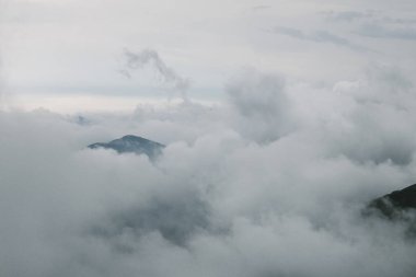 Dağ tepelerinin ve bulutların güzel manzarası