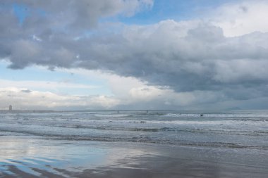 boş kumsalda bulutlu gün, Anzio, İtalya