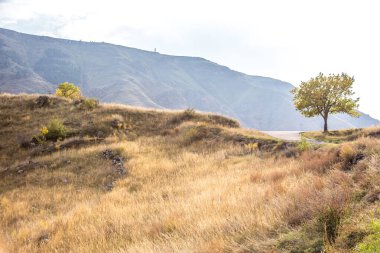 dramatik gökyüzü ile dağların manzarası