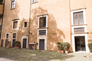 Roma, İtalya 'da pencereleri olan güzel bir bina.