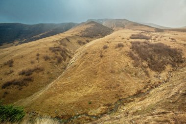 Dağ tepelerinin ve bulutların güzel manzarası