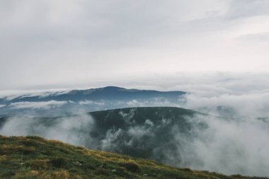 Dağ tepelerinin ve bulutların güzel manzarası