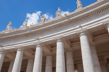 Alt görünümü bir heykel St Peters Meydanı üzerinde mavi gökyüzü Vatikan, İtalya