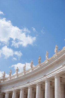 Alt görünümü bir heykel St Peters Meydanı üzerinde mavi gökyüzü Vatikan, İtalya