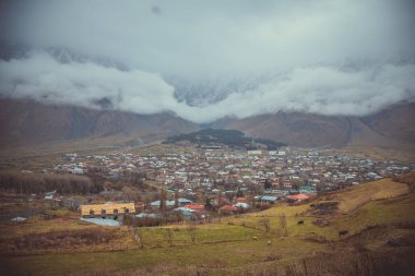 Dağlarda ve köyde güzel bir manzara