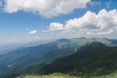 Dağ tepelerinin ve bulutların güzel manzarası