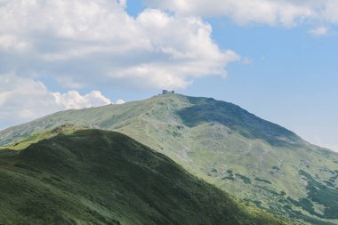 Dağ tepelerinin ve bulutların güzel manzarası