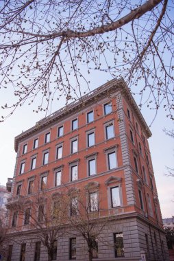 Roma caddesindeki antik bina bulutlu bir günde, İtalya