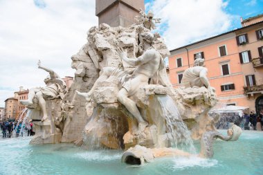 heykeller üzerinde dört nehir çeşme ve Dikilitaş Roma, İtalya