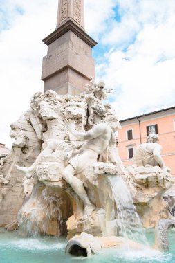 heykeller üzerinde dört nehir çeşme ve Dikilitaş Roma, İtalya
