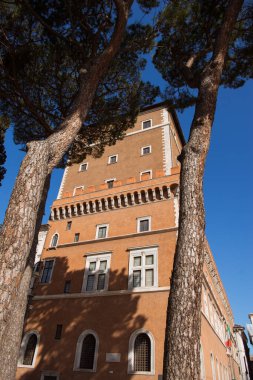 Alt görünümü turuncu bina ve mavi gökyüzü Roma, İtalya