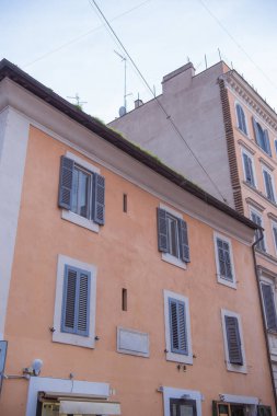 Roma caddesindeki antik bina bulutlu bir günde, İtalya