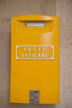 Roma, İtalya 'da duvarda sarı posta kutusu