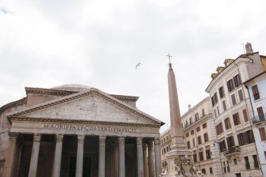 Pantheon, antik Roma kültürünün ünlü bir anıtıdır. Tüm tanrıların tapınağıdır.