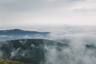 Dağ tepelerinin ve bulutların güzel manzarası