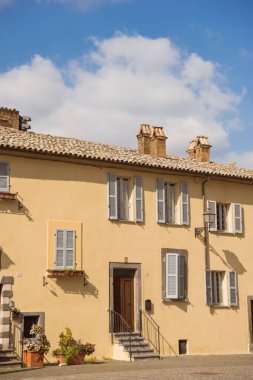 Orvieto 'daki eski bina ve bulutlu gökyüzü, Roma banliyösü, İtalya