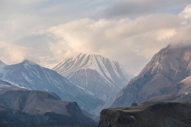 dramatik gökyüzü ile dağların manzarası
