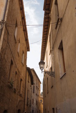 Roma, İtalya 'da pencereleri olan güzel bir bina.