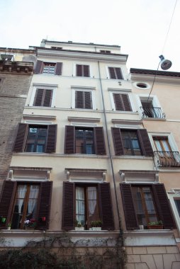 Roma, İtalya 'da pencereleri olan güzel bir bina.