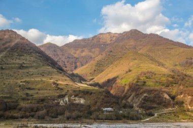dramatik gökyüzü ile dağların manzarası