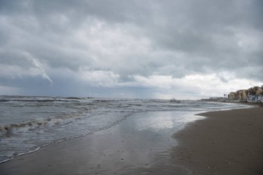 boş kumsalda bulutlu gün, Anzio, İtalya