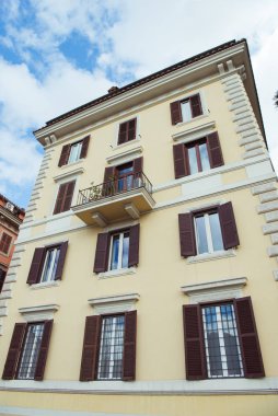 Roma, İtalya 'da pencereleri olan güzel bir bina.