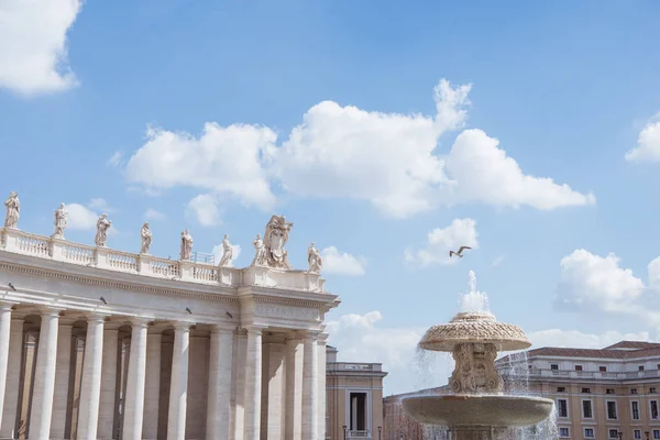 Vedere Jos Statuilor Din Piața Peters Cerul Albastru Din Vatican — Fotografie de stoc gratuită