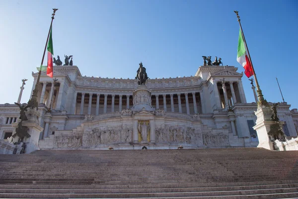 Monumen Nasional Victor Emmanuel Dengan Bendera Italia Roma Italia — Foto Stok Gratis