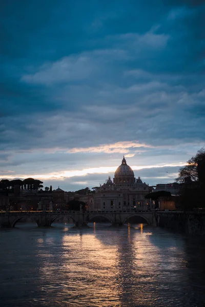 Vista Basílica San Pedro Edificios Roma Italia Por Noche — Foto de stock gratis