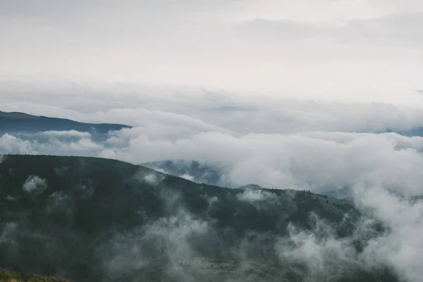 山顶和云彩的美丽景色 — 免费的图库照片