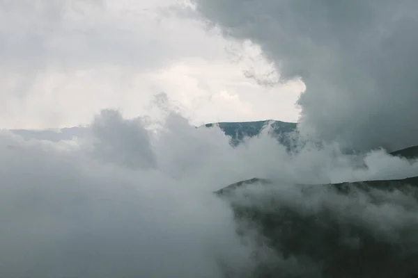 Beautiful View Mountain Peaks Clouds — Free Stock Photo