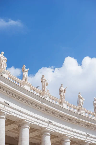 Undersidan Statyer Peters Torg Blå Himmel Vatikanen Italien — Gratis stockfoto