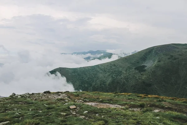 Bela Vista Dos Picos Montanha Nuvens — Fotografia de Stock Grátis