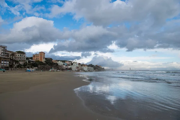 Üres Homokos Strand Felhős Napon Anzio Olaszország — ingyenes stock fotók